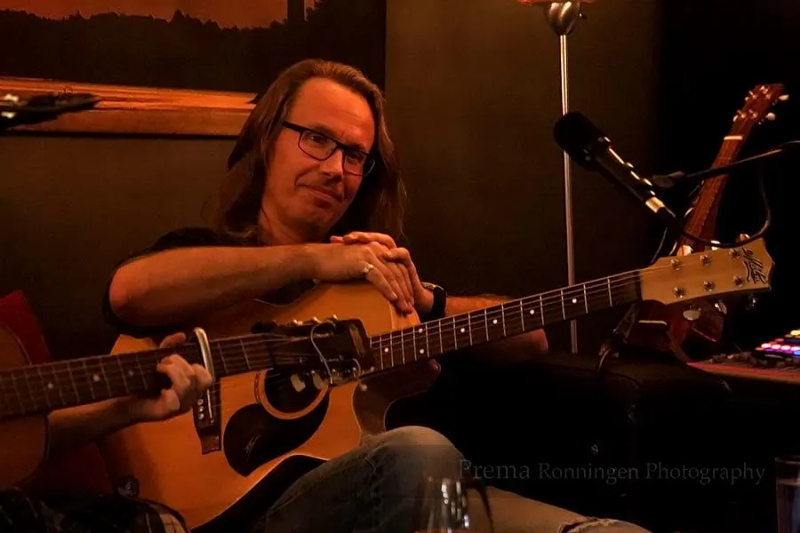 Et lett oppsett for en trubadur burde i utgangspunktet være problemfritt, men av og til oppstår det uventede ting. Vi tok heisen ned i U5 for å høre med vår eminente tekniker Preben om han kunne gi oss noen tips her.